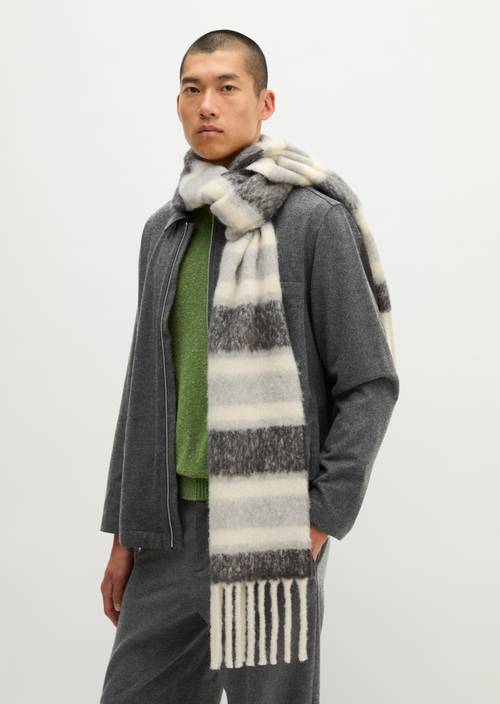 écharpe Dark Grey porté sur le mannequin