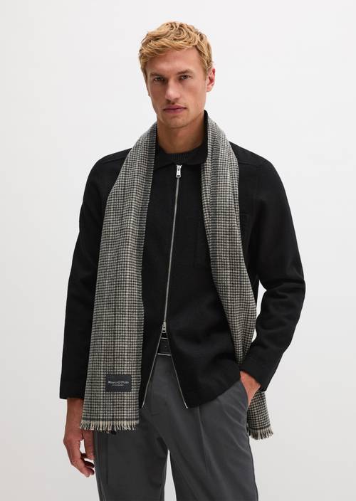 écharpe Dark Grey porté sur le mannequin