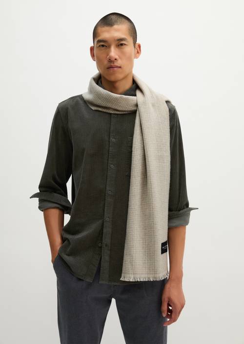 écharpe Light Grey porté sur le mannequin