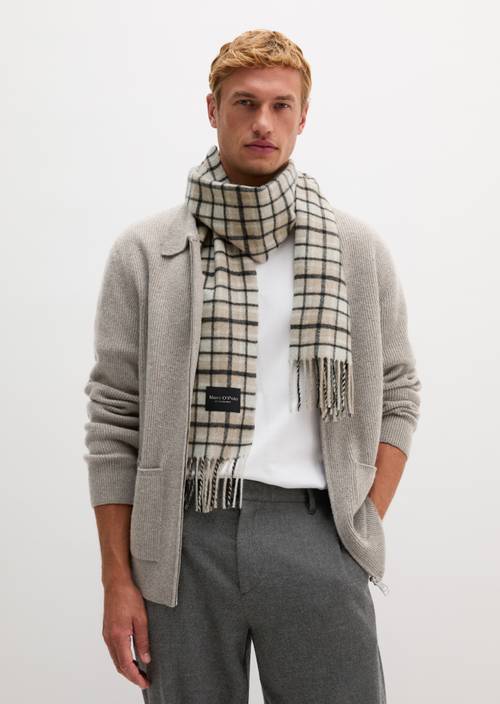 Écharpe à carreaux Light Grey porté sur le mannequin