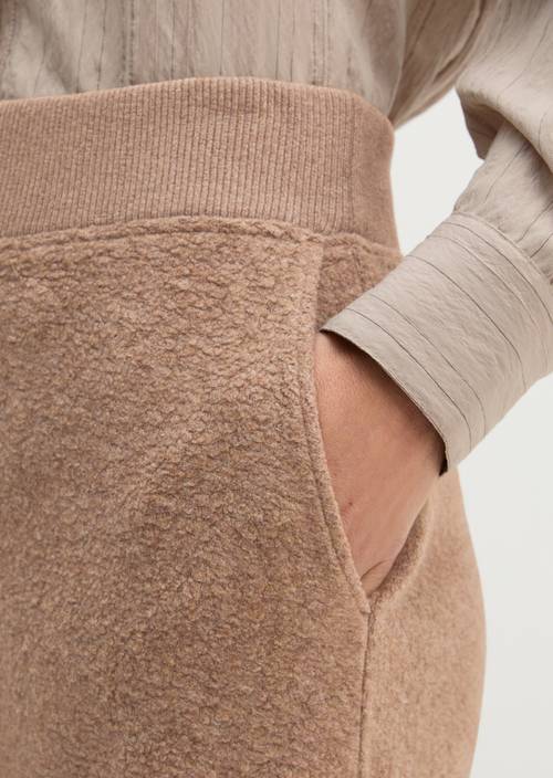 Široké tepláky Stone Taupe Melange v detailním pohledu