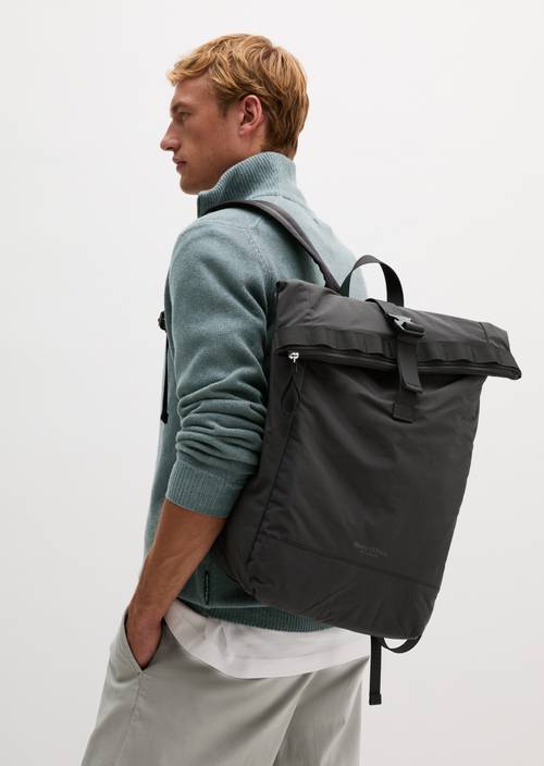 Rucksack Model Larry Broken Graphite getragen am Model