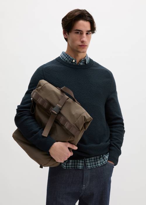 Rucksack Model Larry Dark Nickle getragen am Model
