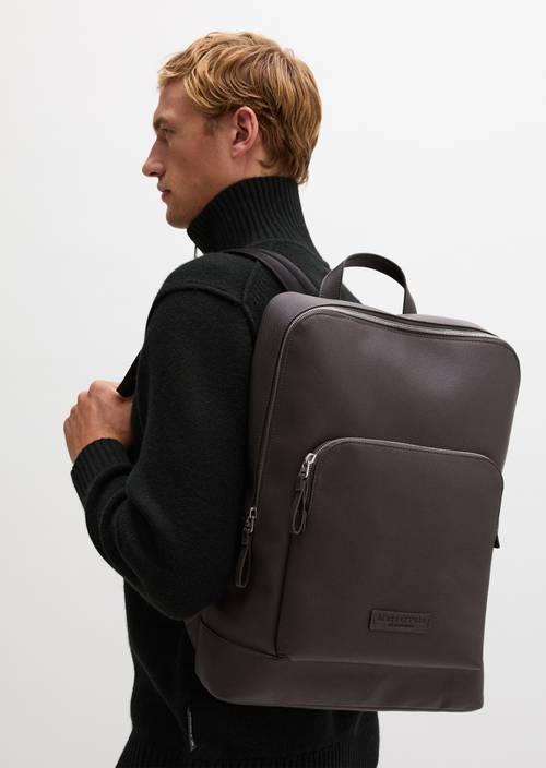Sac à dos modèle Fabio Dark Nickle porté sur le mannequin