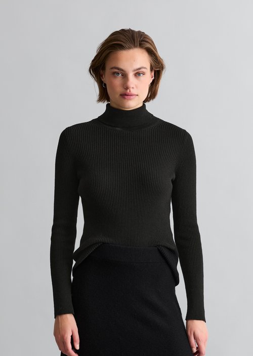 Slim-fit turtleneck sweater — Black