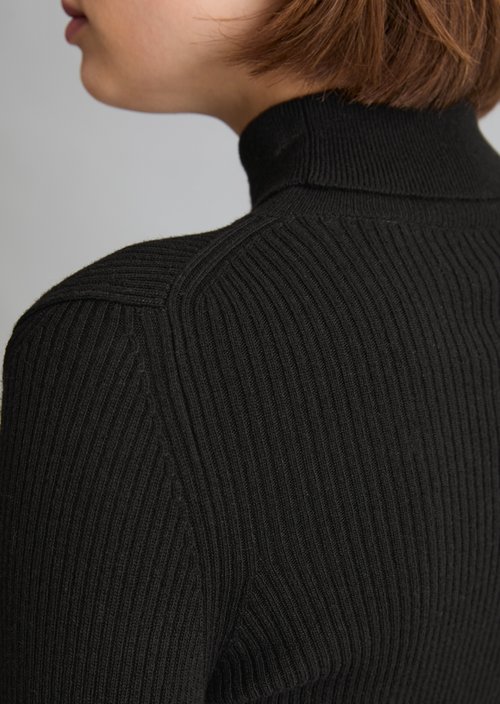 Slim-fit turtleneck sweater — Black