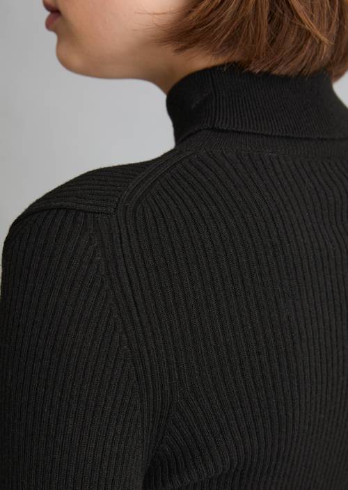Rollkragenpullover slim Black in Detailansicht
