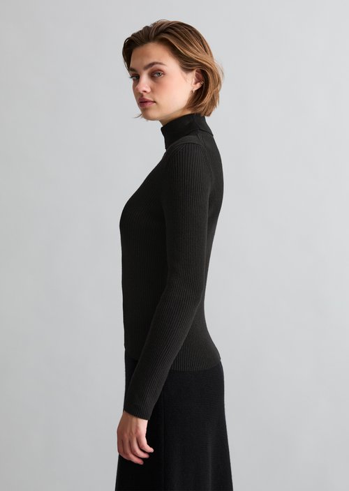 Slim-fit turtleneck sweater — Black