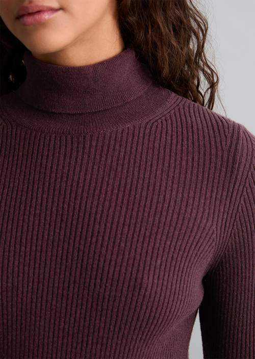 Rollkragenpullover slim Rhubarb Jam in Detailansicht