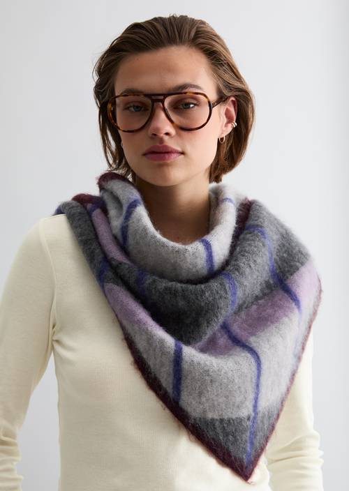Foulard triangulaire en jacquard Dark Purple porté sur le mannequin