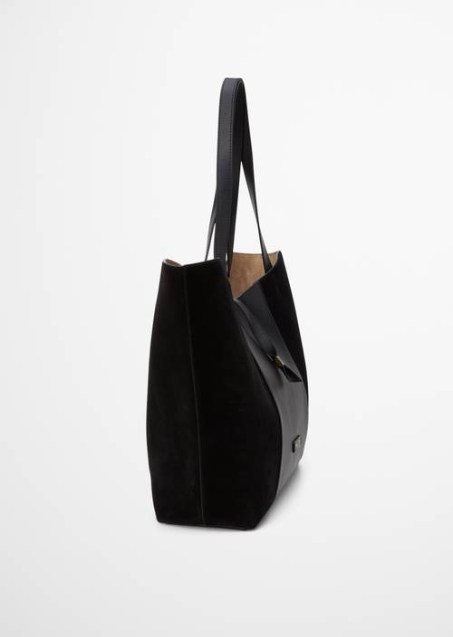 Shopper Model Gianna Black in Seitenansicht