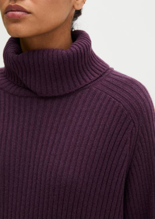 Geripptes Rollkragenkleid regular Pure Plum in Detailansicht