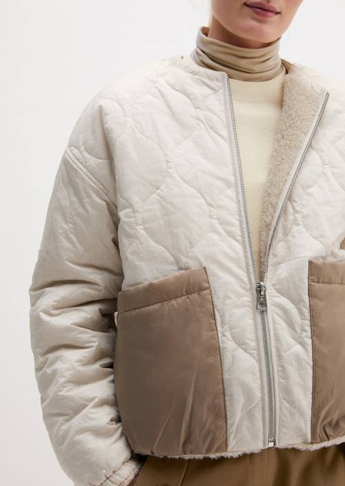 Relaxed wendbare gewatteerde jas Light Oat in detailaanzicht