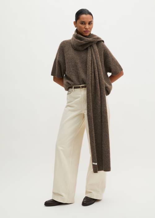 Sjaal Soft Brown Melange gedragen door model