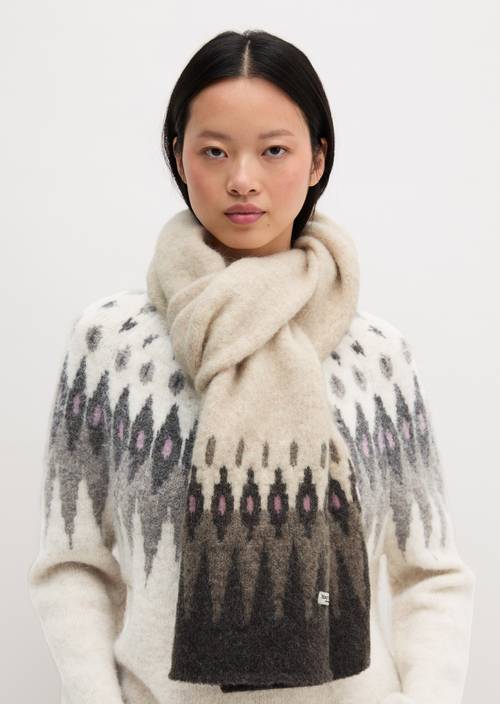 Sciarpa jacquard Light Beige indossato sul modello