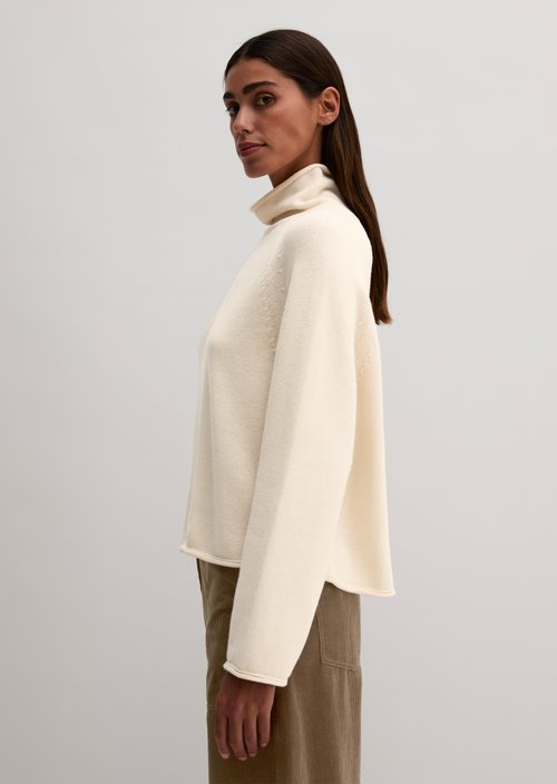 Loose-fitting turtleneck sweater — Chalky Sand