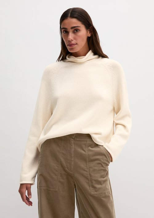 Loose-fitting turtleneck sweater — Chalky Sand
