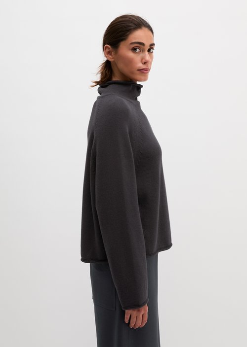 Loose-fitting turtleneck sweater — Manic Midnight