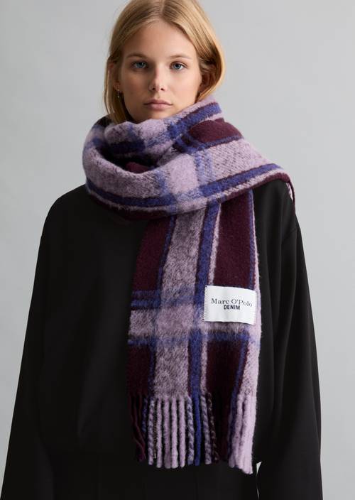 Schal Dark Purple getragen am Model