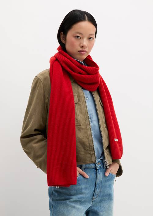 gebreide sjaal Sunny Red gedragen door model