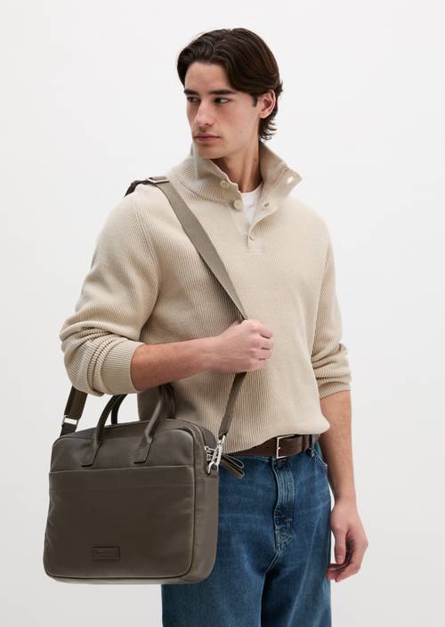 Business Bag Model Louif Dusty Olive getragen am Model