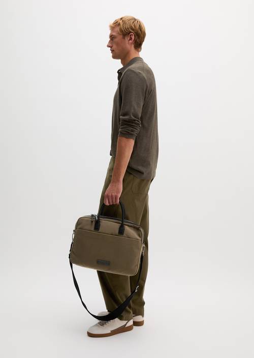 Canvas-Businessbag Model Louif Dusty Olive getragen am Model