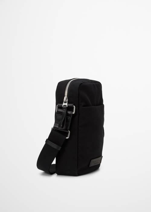 Canvas-Umhängetasche Model Lovis Black in Seitenansicht