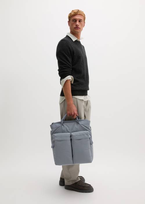 Shopper Model Larz Dusk Blue getragen am Model