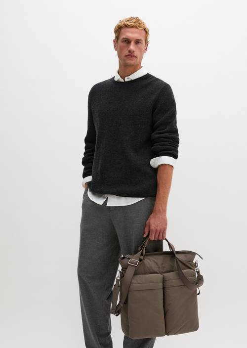 Larz Tote Bag Dark Nickle worn on model