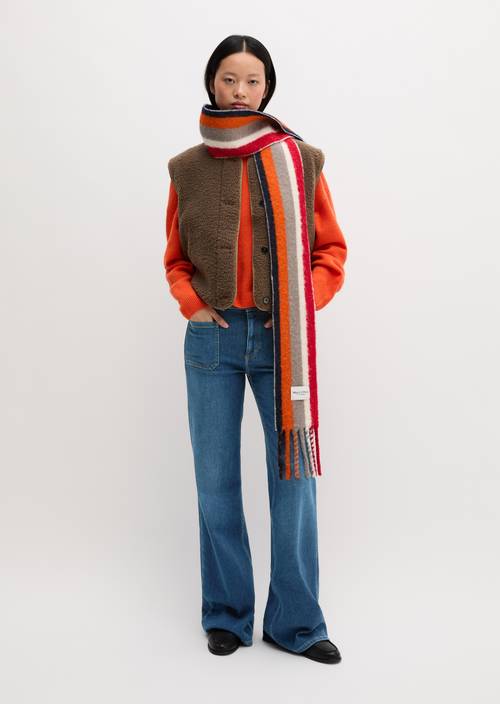 bufanda de lana Medium Red llevado por el modelo