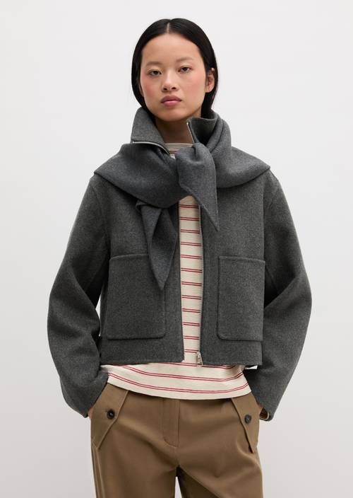 foulard triangulaire Middle Grey Melange porté sur le mannequin