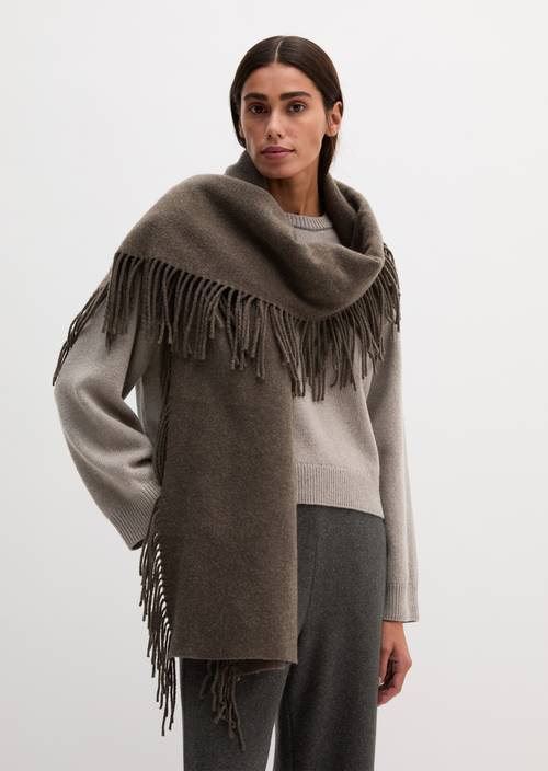 Tkaný vlněný šál Stone Brown Melange nošeno na modelu