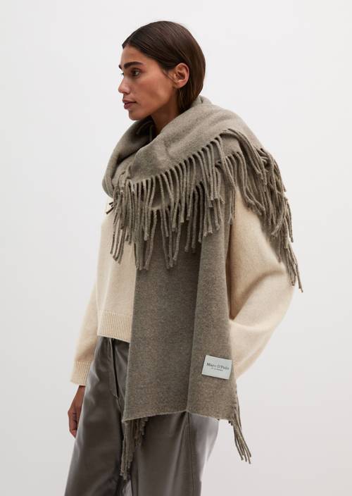Gewebter Wollschal Stone Taupe Melange getragen am Model