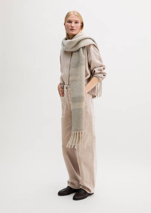 Wollschal Medium Beige getragen am Model