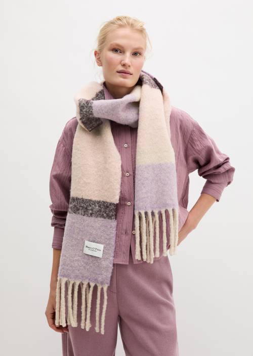 Wollschal Medium Pink getragen am Model