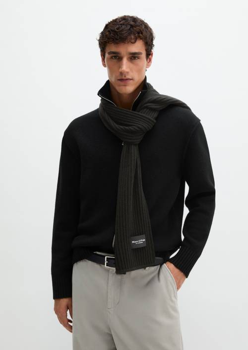 écharpe tricotée Black porté sur le mannequin