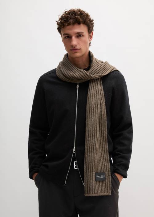 Strickschal Dark Nickle getragen am Model