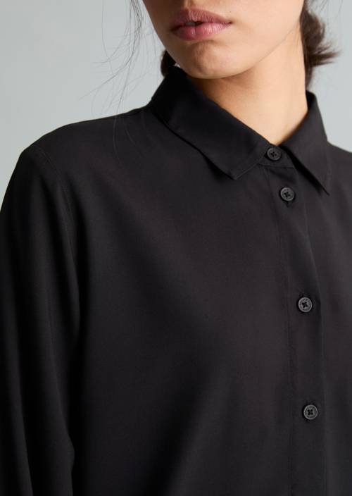 Viskose-Bluse regular Black in Detailansicht