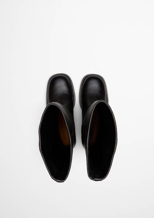 Langschaft-Stiefel Model Raquel Black in Ansicht von oben