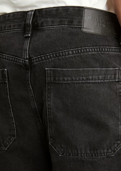Jeans Style: Isak Relaxed Barrel Cropped — Black