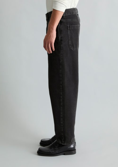 Jeans Style: Isak Relaxed Barrel Cropped — Black