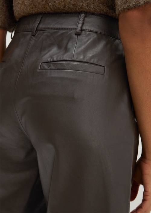 Lederhose regular Deep Chocolate in Detailansicht