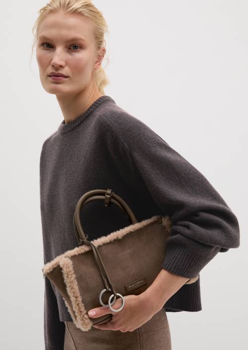 Schoudertas model Gladys Faded Brown gedragen door model
