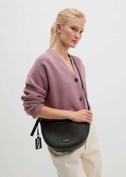 Schoudertas model Bellina Burnt Coffee gedragen door model