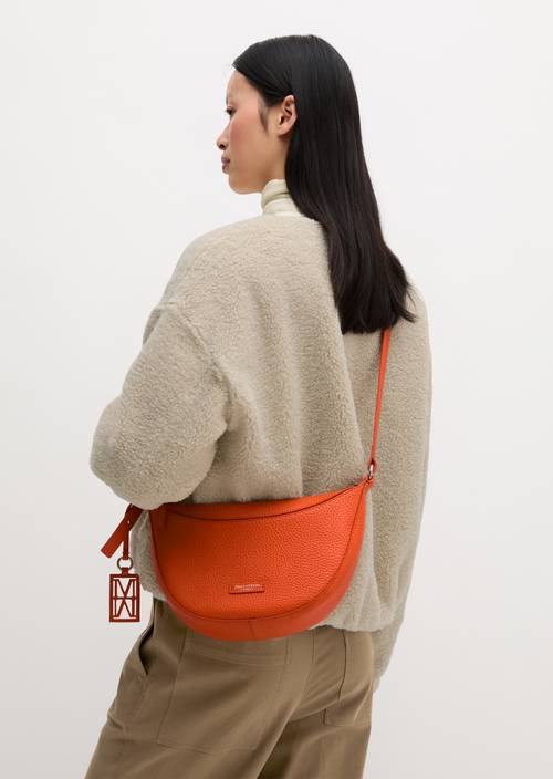 Umhängetasche Model Bellina Vivid Orange getragen am Model