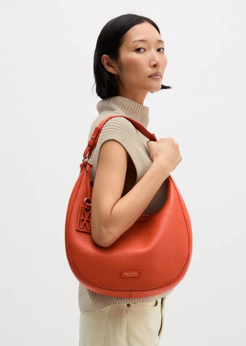Sac à bandoulière modèle Bellilo moyen Vivid Orange porté sur le mannequin