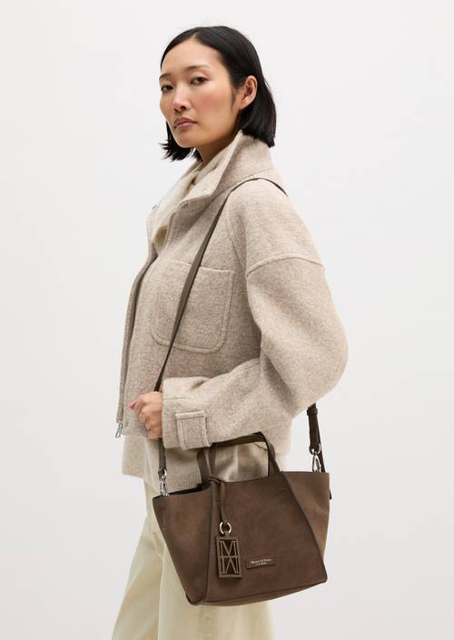Sac à bandoulière modèle Biani Faded Brown porté sur le mannequin