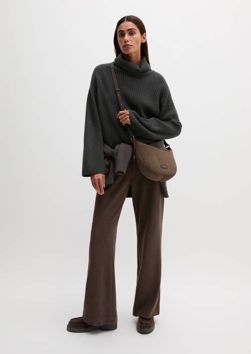 Schoudertas model Bellina Faded Brown gedragen door model