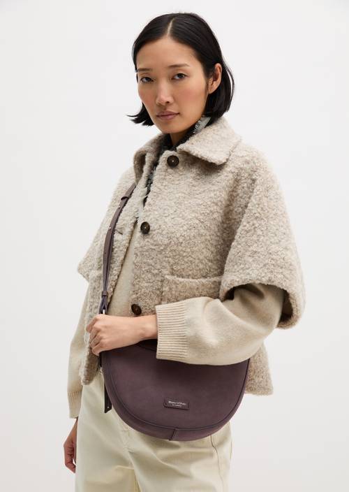 Umhängetasche Model Bellina Light Plum getragen am Model