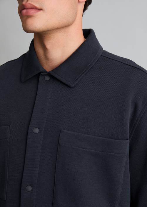 Surchemise ample en jersey côtelé True Navy en vue détaillée